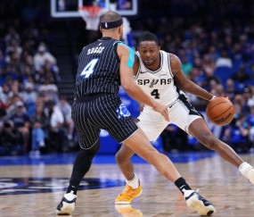 福克斯31+5+5罚球准绝杀！马刺险胜魔术9战7胜 小瓦丢扳平球